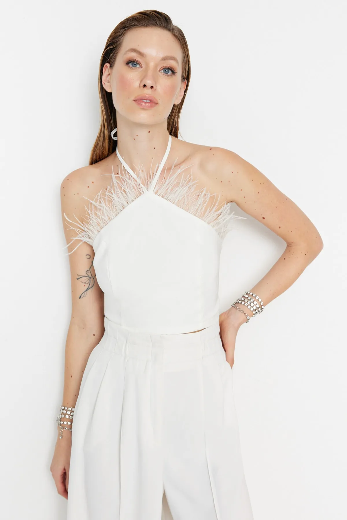 Trendyol Collection  Ecrufarbenes, bauchfreies, gefüttertes Braut-Bustier mit Webbesatz TPRSS23BS00017