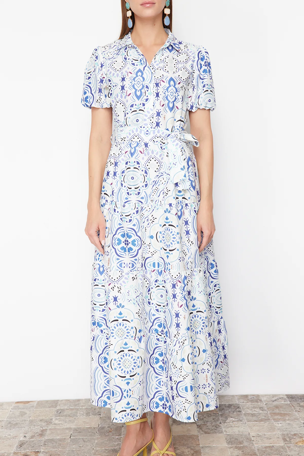 Trendyol Collection  Blaues, weit geschnittenes, gewebtes Maxikleid mit Hemdkragen TWOSS24EL00861