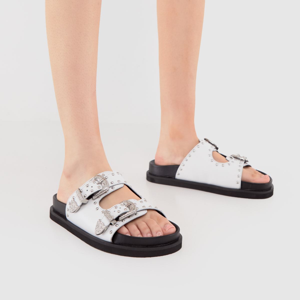 Schuh Treasure bőr szegecses szandál fehér színben