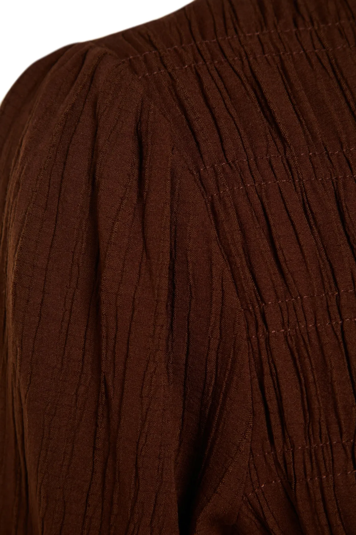 Trendyol Modest  Braunes gewebtes Kleid mit elastischer Taille und Gipe-Detail TCTSS23EB00026