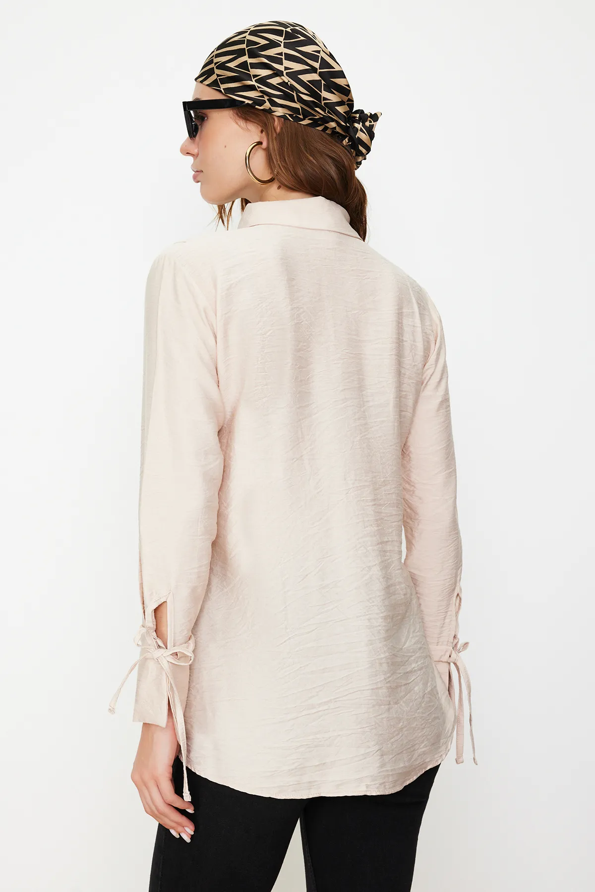 Trendyol Modest  Steinfarbenes, plissiertes Hemd mit Schnürung und detailliertem Webmuster TCTSS24TG00036