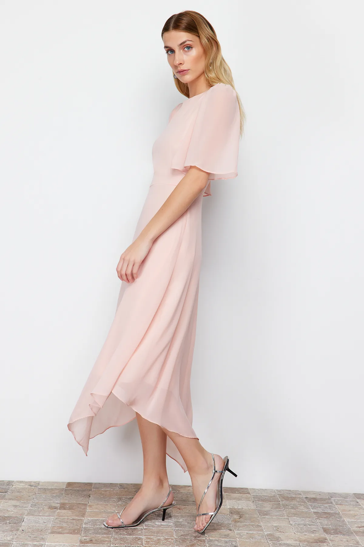 Trendyol Collection  Puderfarbenes, asymmetrisches Rock-Midikleid mit Chiffon-Futter und Webstoff TWOSS24EL00656