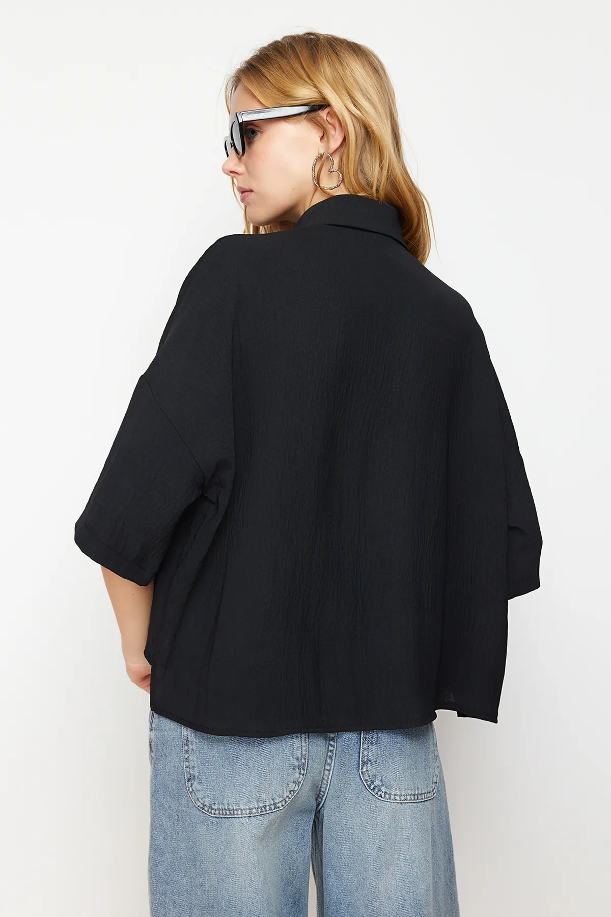 Trendyol Collection  Übergroßes schwarzes Hemd mit Fakirärmeln – weite Passform, gewebt, TWOSS20GO0381
