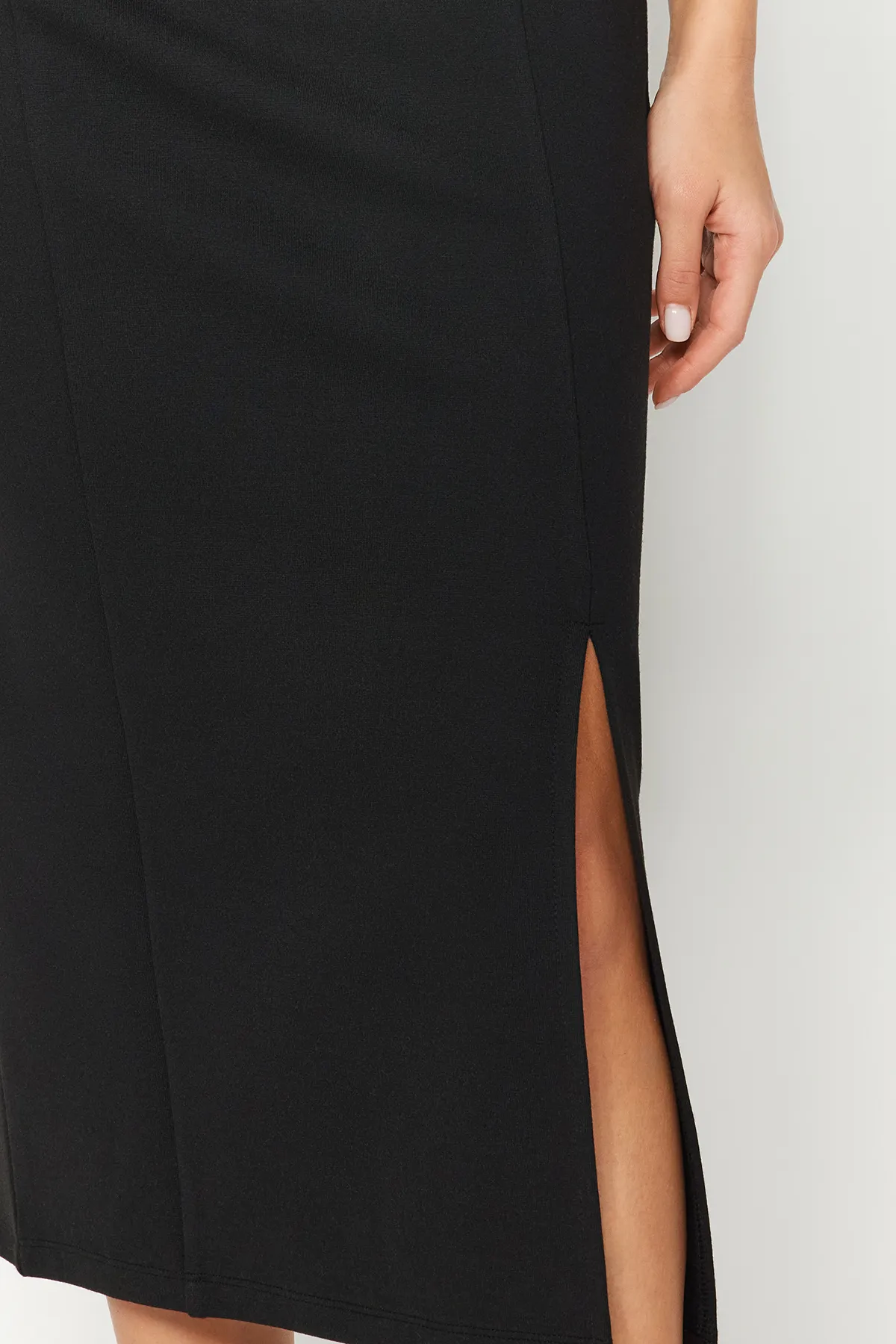 Trendyol Collection  Schwarzes, ärmelloses, figurbetontes, flexibles Midi-Bleistiftkleid aus Strick mit Schlitzen TWOSS24EL00108