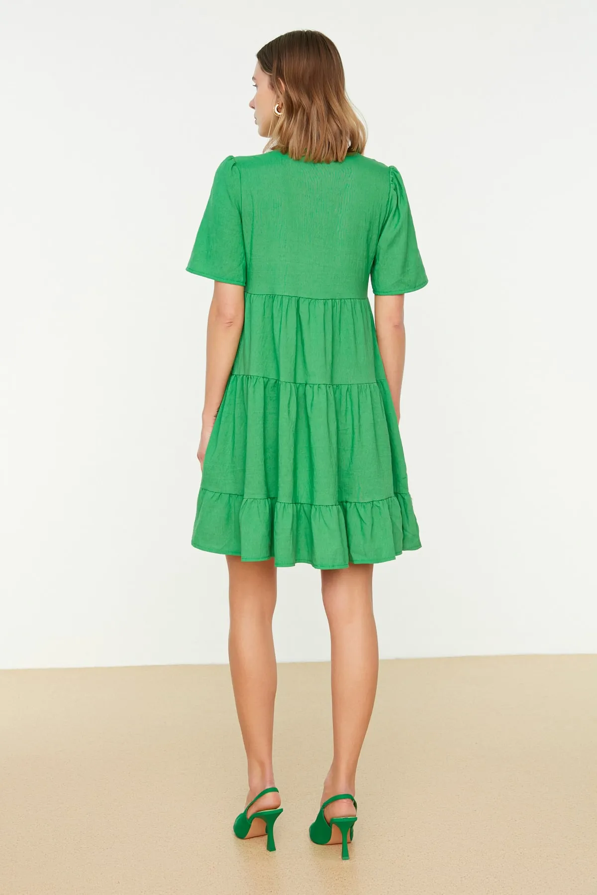 Trendyol Collection  Smaragdgrünes, weit geschnittenes Mini-Webkleid TWOSS20EL0400
