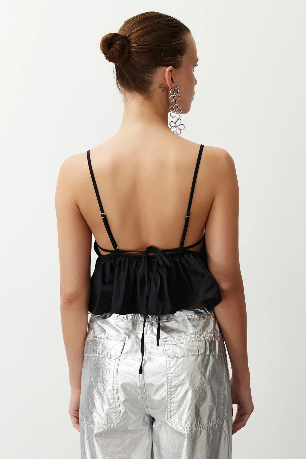 Trendyol Collection  Schwarze, bauchfreie, gewebte, mit Blumen bestickte Bluse