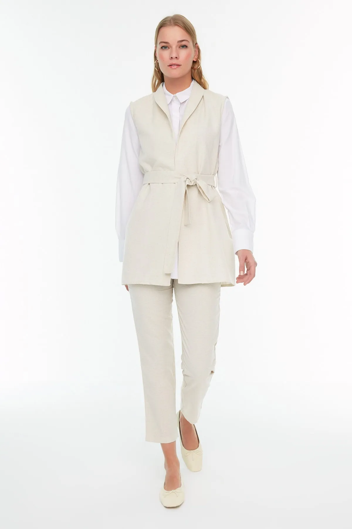 Trendyol Modest  Beigefarbener gewebter Anzug aus Weste und Hose in Leinenoptik mit Gürtel TCTSS22US00003