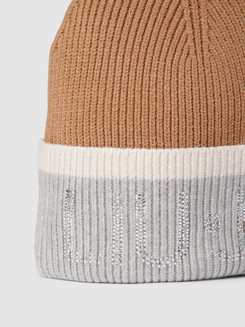 Beanie im Colour-Blocking-Design mit Strasssteinbesatz in beige