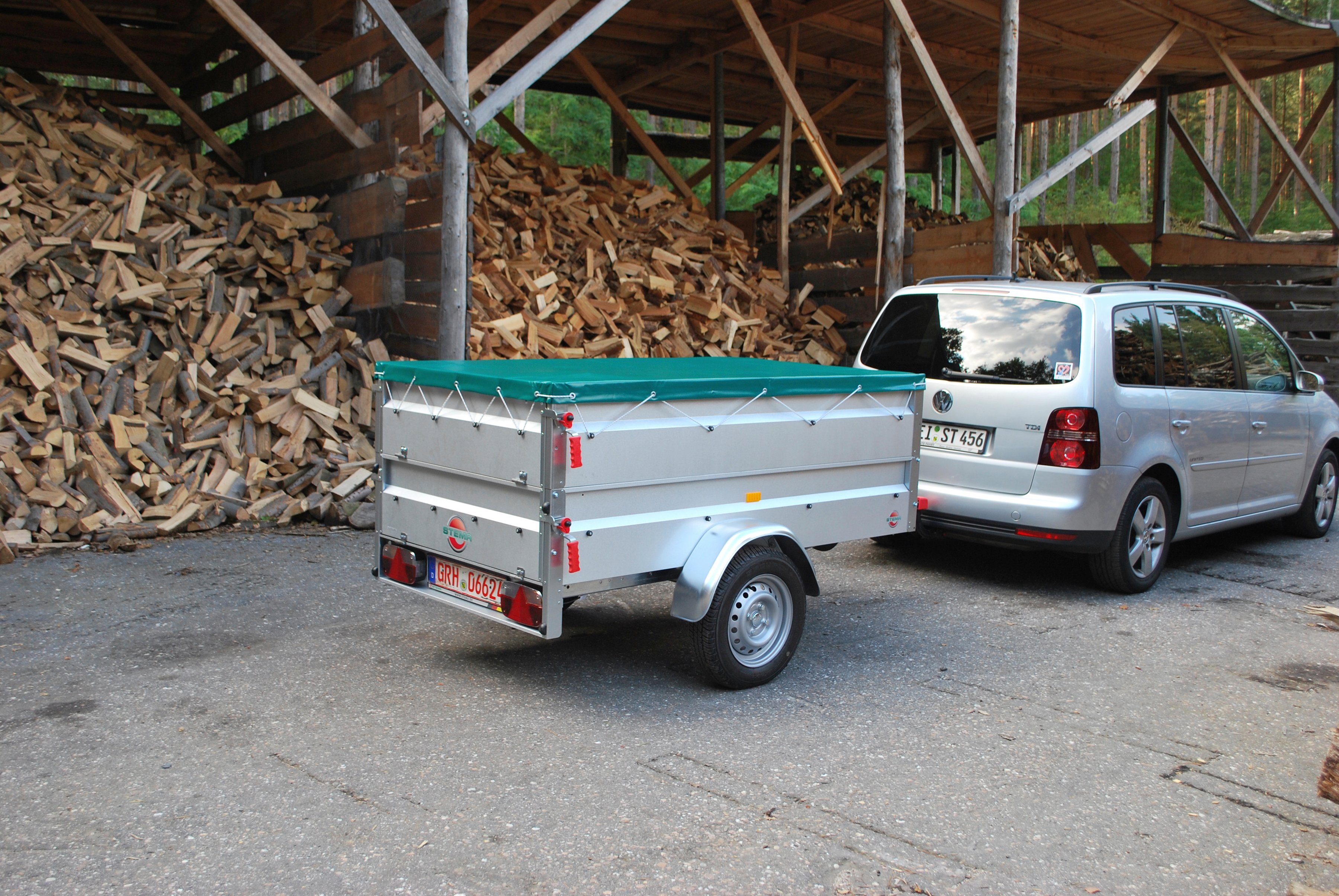 STEMA PKW-Anhänger BASIC 850, max. 650 kg, inkl. Bordwandaufsatz und Flachplane