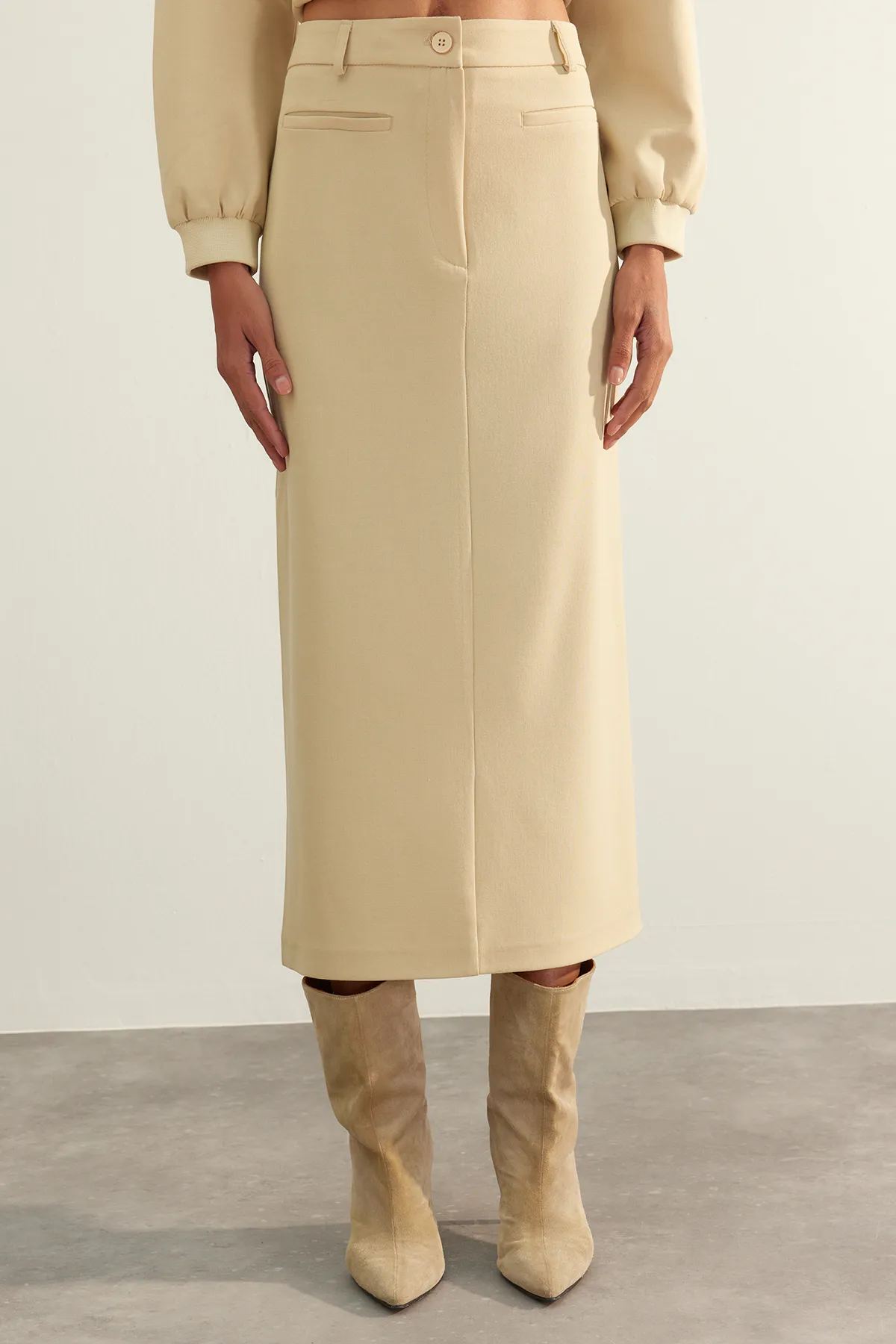 Trendyol Collection  Beiger, limitierter, hochwertiger Midi-Webrock aus Kunstleder mit Schlitz und Details TWOAW24ET00288