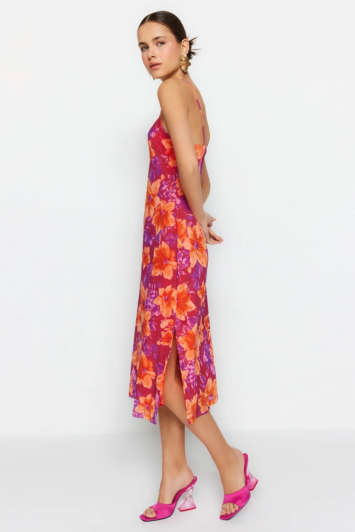 Trendyol Collection  Rosafarbenes Midikleid mit Blumenmuster, Schlitz, detailliertem Futter und Tüllträgern TWOSS23EL01453