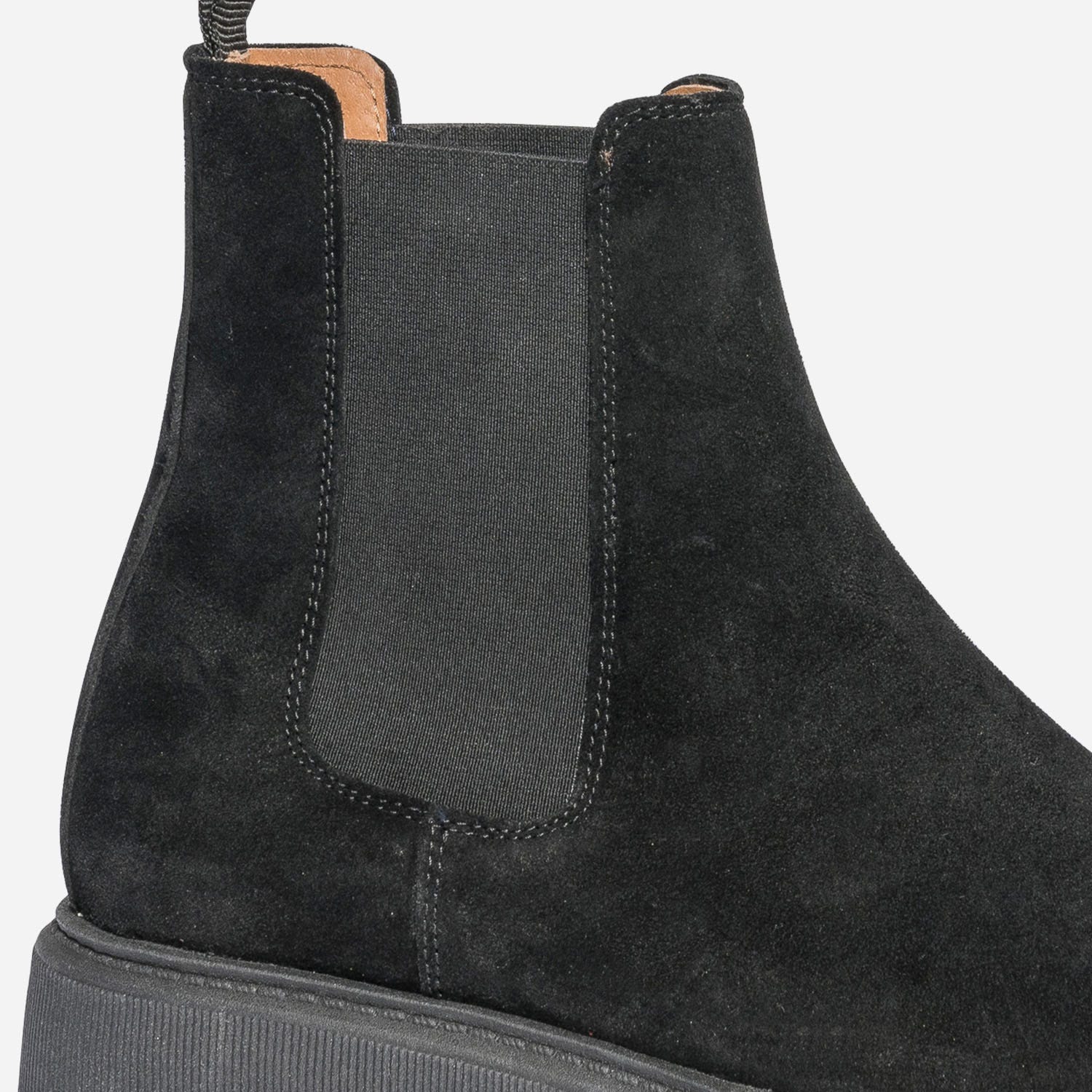 Chelsea boots noir en cuir velours à semelle crantée