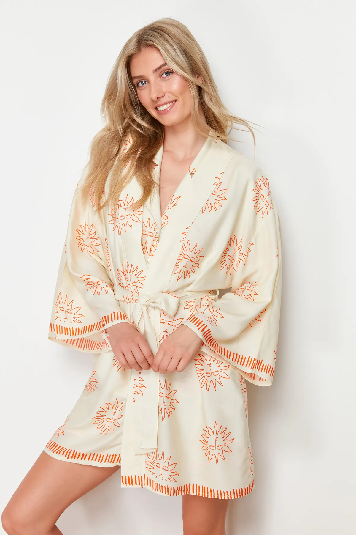 Trendyol Collection  Ecru-orangefarbener Morgenmantel aus Viskosegewebe mit Galaxie-Muster THMSS24SB00013