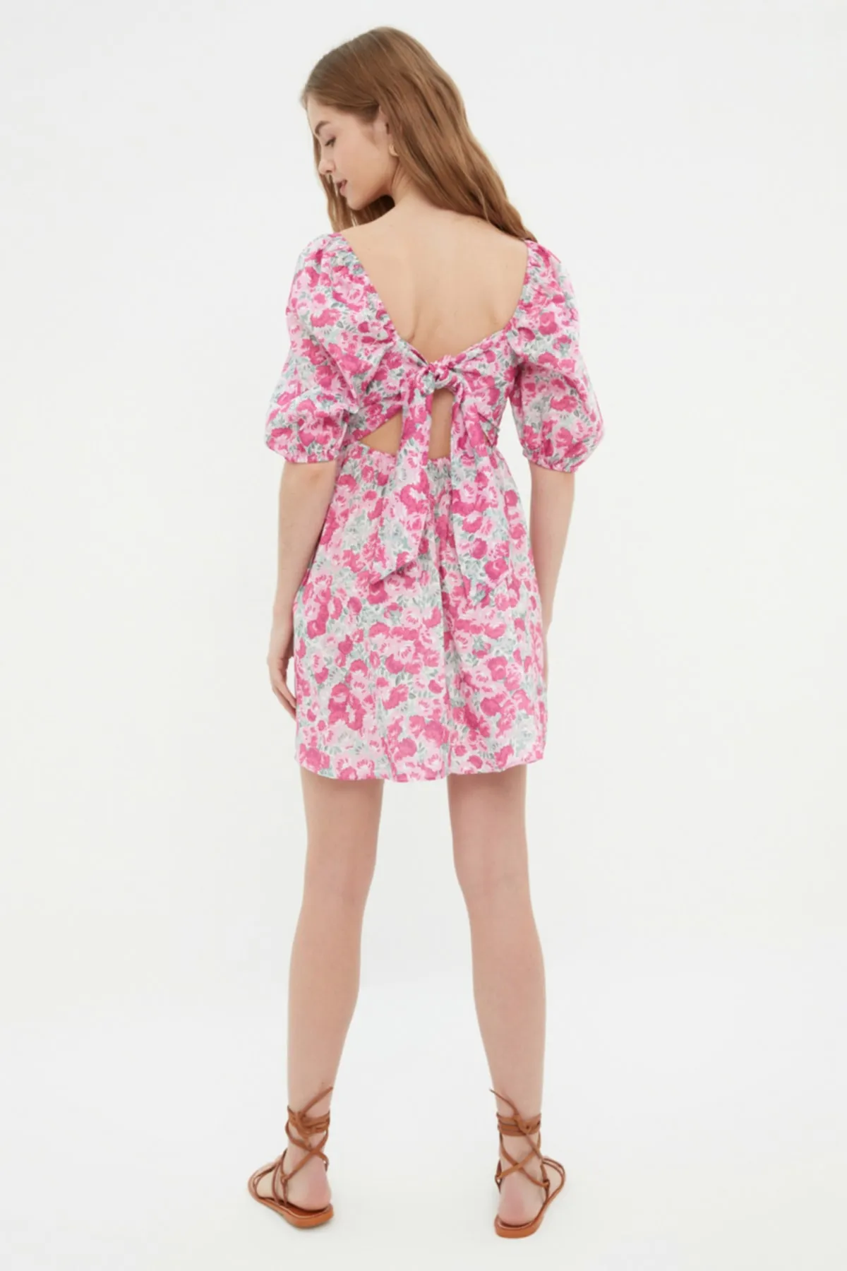 Trendyol Collection  Rosa gewebtes Minikleid mit Blumenmuster am Rücken TWOSS22EL1107
