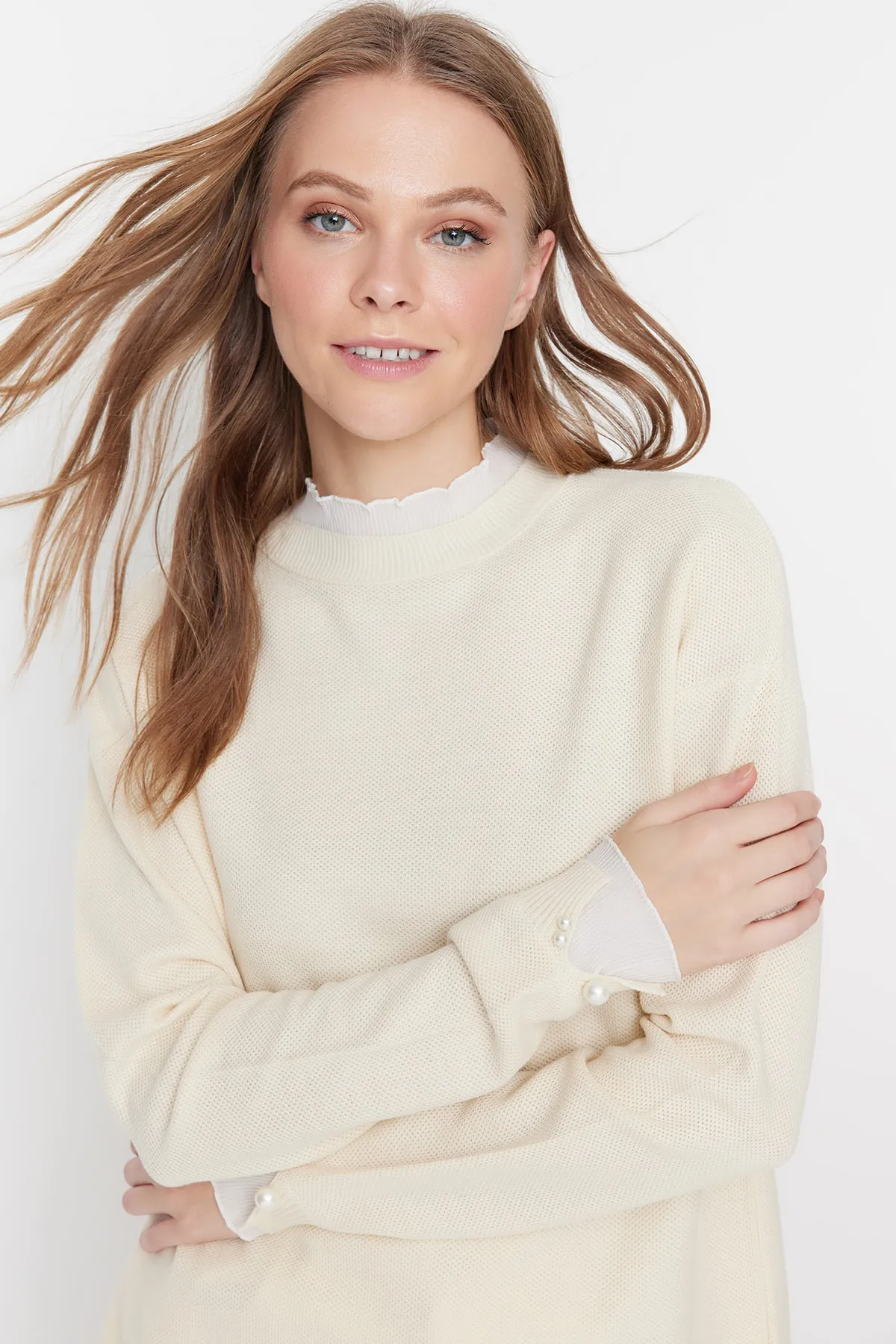 Trendyol Modest  Strickpullover mit Perlendetails und Steinärmeln TCTAW23AK00027