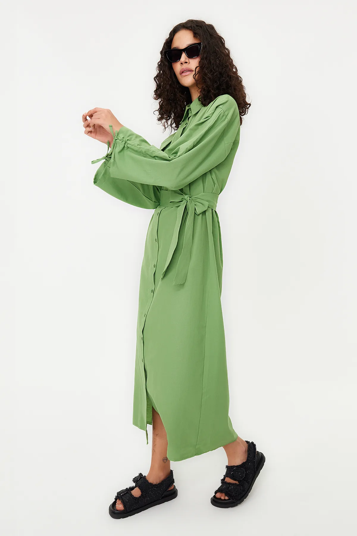 Trendyol Modest  Khakifarbenes, verstellbares, detailliertes Hemdkleid aus Baumwollgewebe mit Gürtelärmeln TCTSS23EB00365