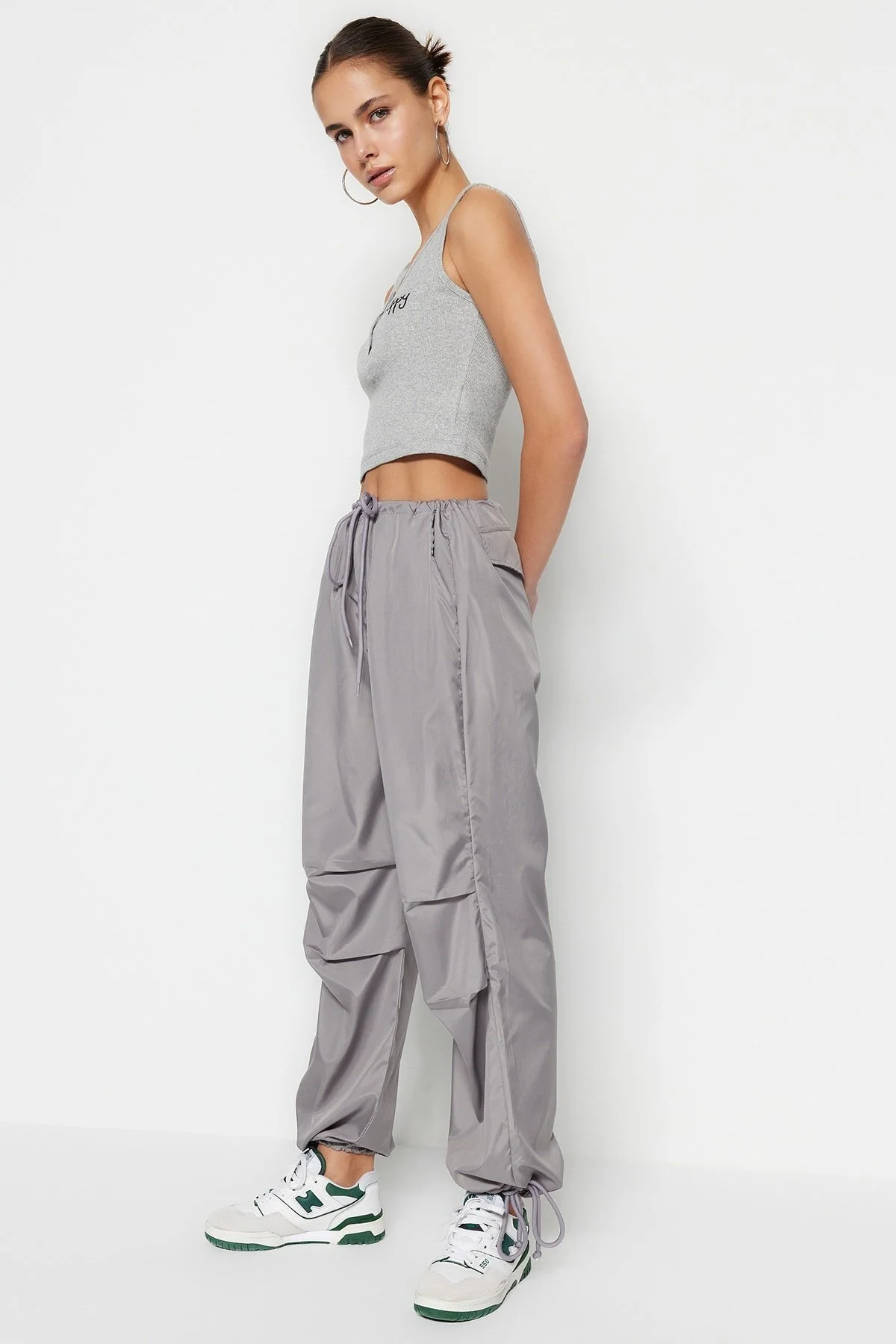 Trendyol Collection  Graue, gewebte Parachute-Webhose mit Gürtel und hohem Bund TWOSS23PL00317
