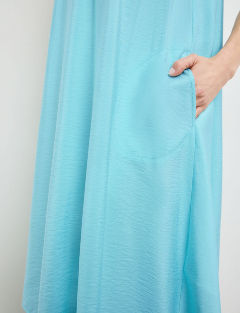 Ärmelloses Kleid mit Faltendetail