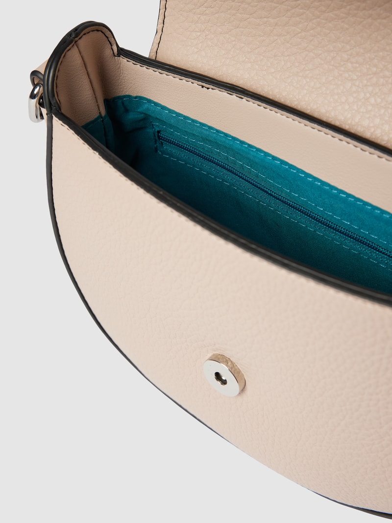 Handtasche mit Strukturmuster Modell 'Ollie' in ecru