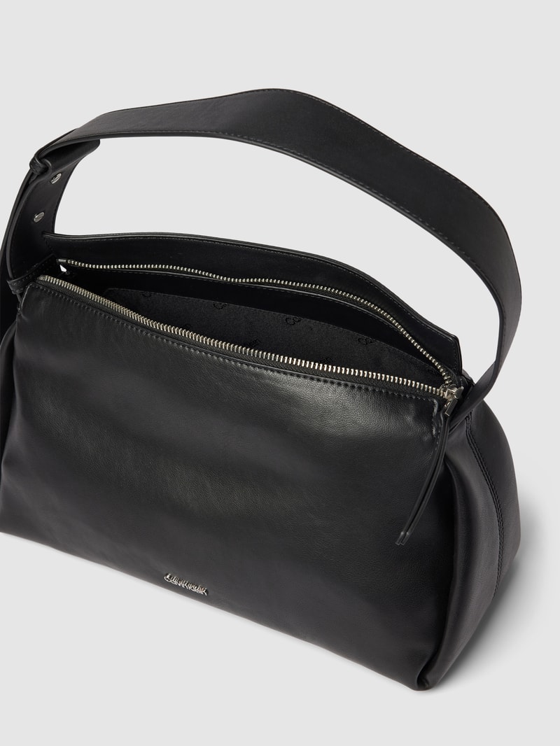 Pochette mit Label-Detail in schwarz