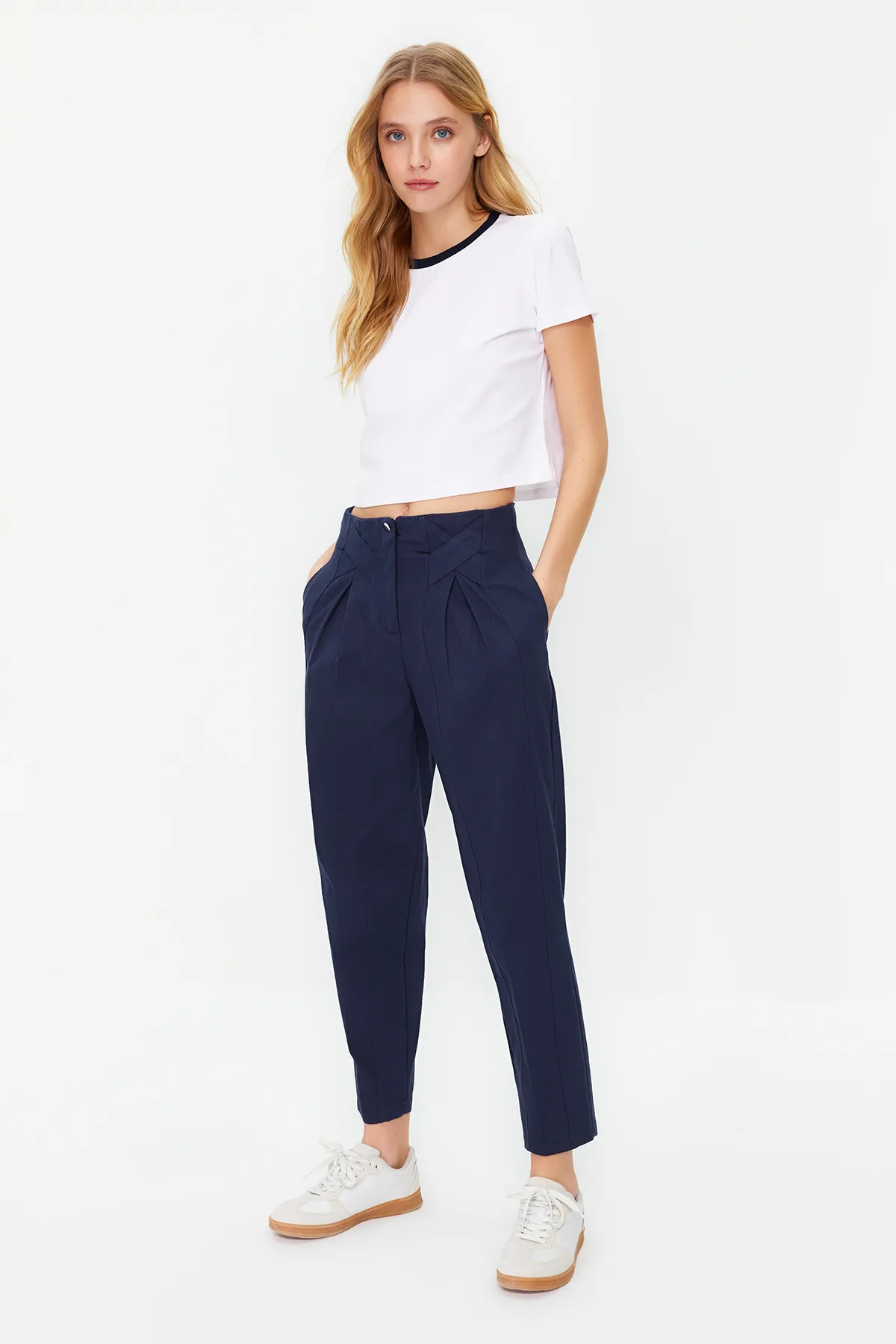 Trendyol Collection  Marineblaue, gewebte Hose aus Baumwolle mit Karottenmuster und detaillierten Streifen TWOAW22PL0342