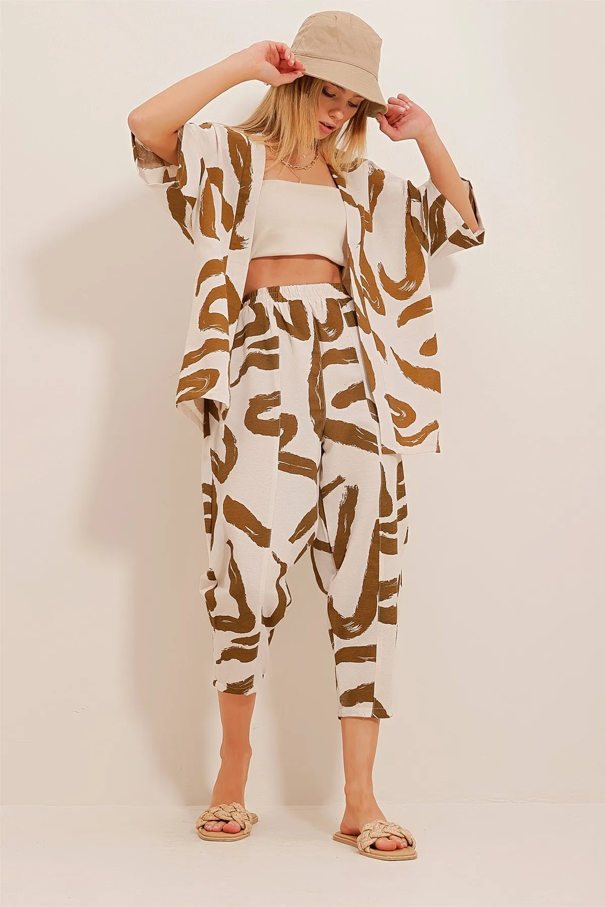 Trend Alaçatı Stili  Damen-Set aus gemusterter Baggy-Hose und Kimono in Tabakbraun ALC-X10581