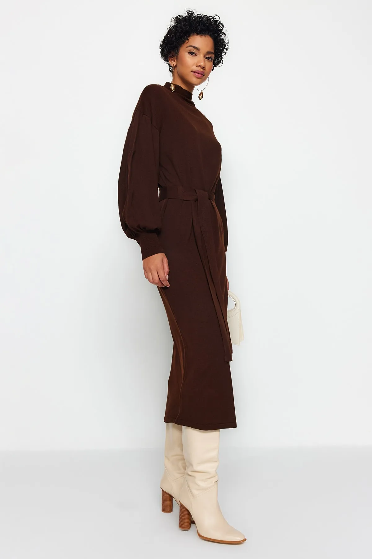 Trendyol Modest  Braunes Strickkleid mit Rollkragen und Ballonärmeln und Gürtel TCTAW24EB00023