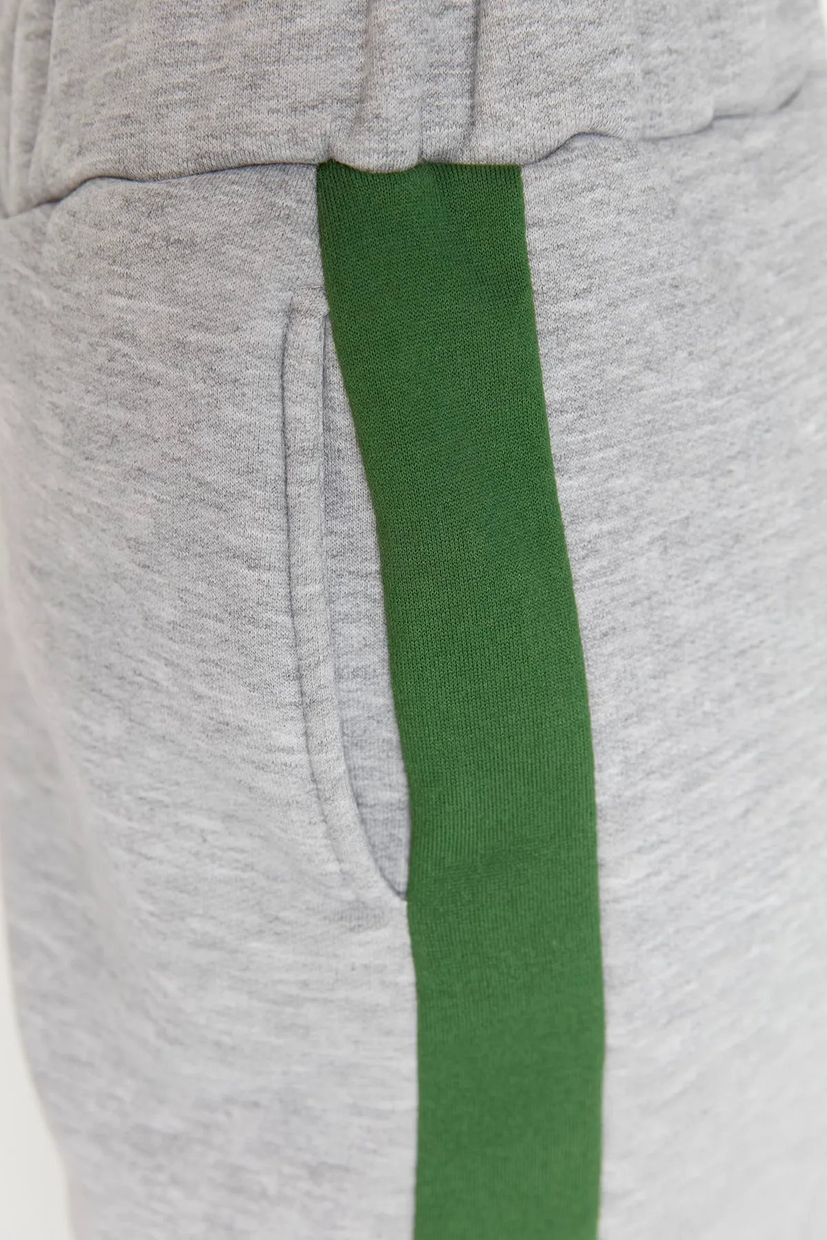 Trendyol Collection  Graue Jogginghose aus dickem Fleece mit Streifendetails und erhabener Innenseite TWOAW23EA00048