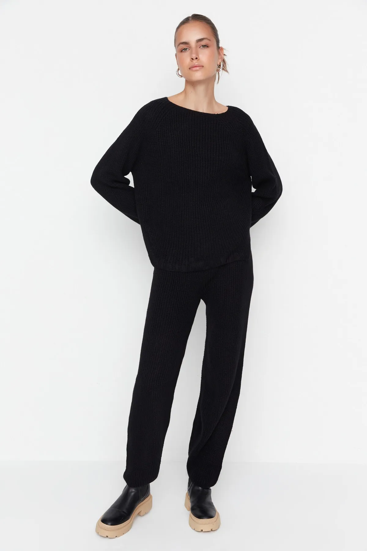 Trendyol Collection  Schwarzes Strickoberteil und -unterteil-Set mit detailliertem Strickmuster TWOAW23AU00037