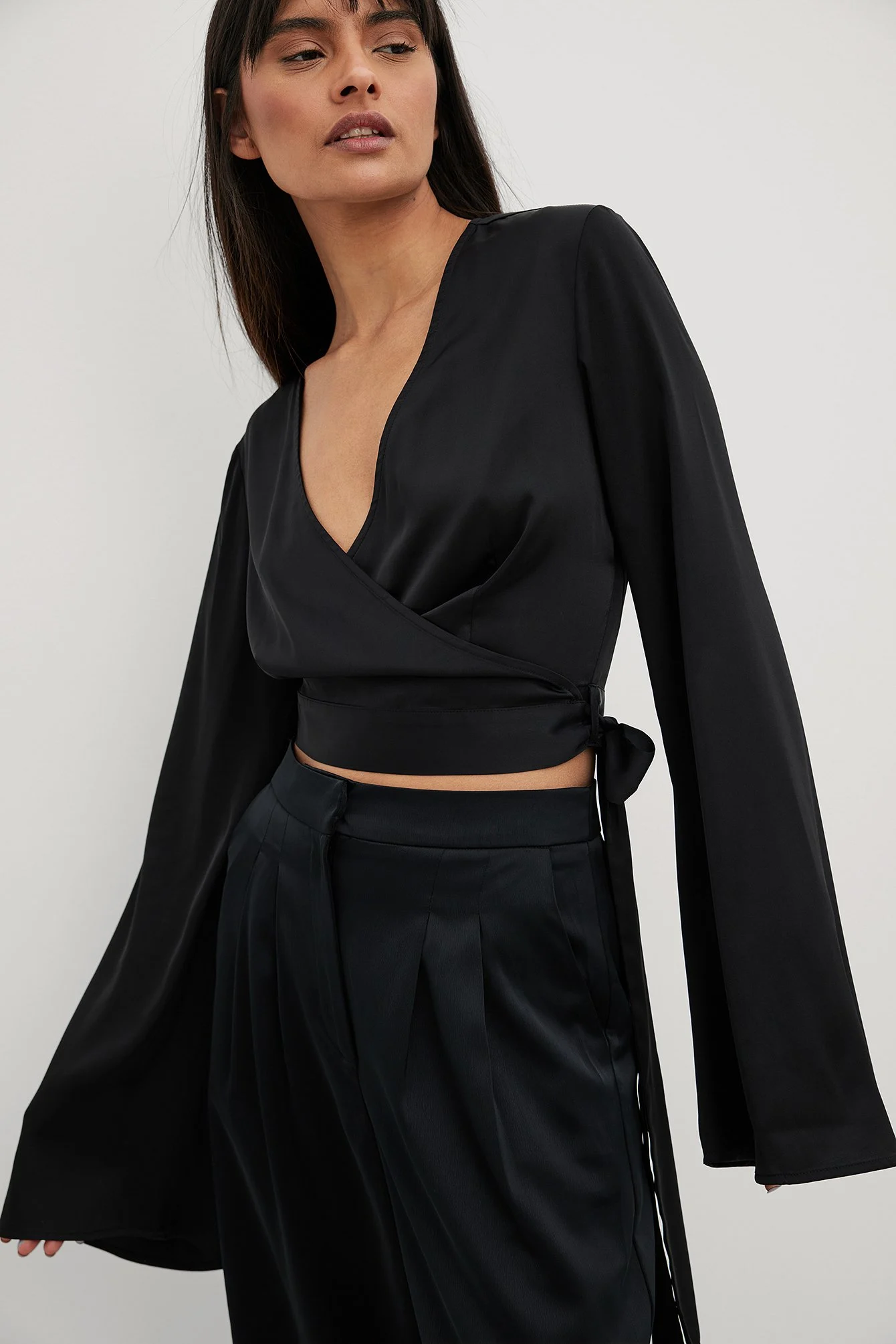 Wickelbluse aus Satin mit Trompetenärmeln
