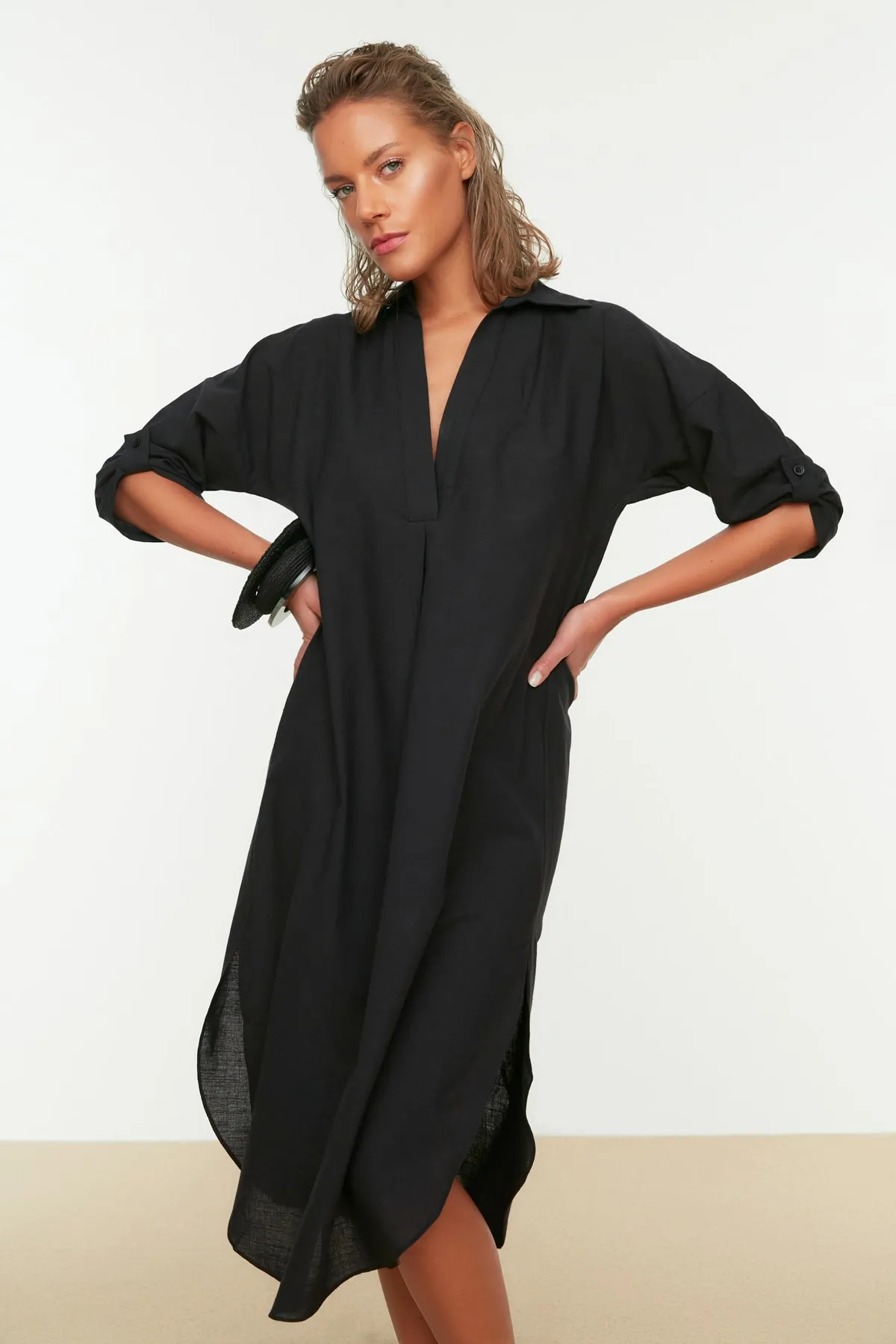 Trendyol Collection  Schwarzes Midi-Strandkleid mit gewebtem Schlitz TBESS21EL3847