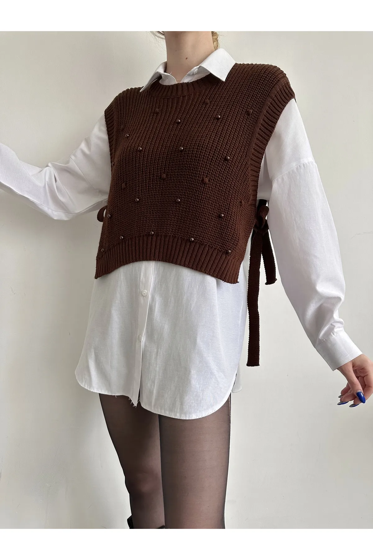 BEJNA  Damen-Strickpullover mit seitlichem Bindeband und Perlendetails in Braun