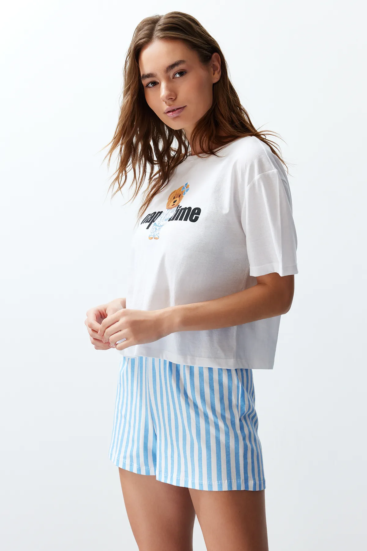 Trendyol Collection  Weiß-mehrfarbiges Pyjama-Set aus gestreiftem Strick für Damen, 100 % Baumwolle, für Paare THMSS24PT00175