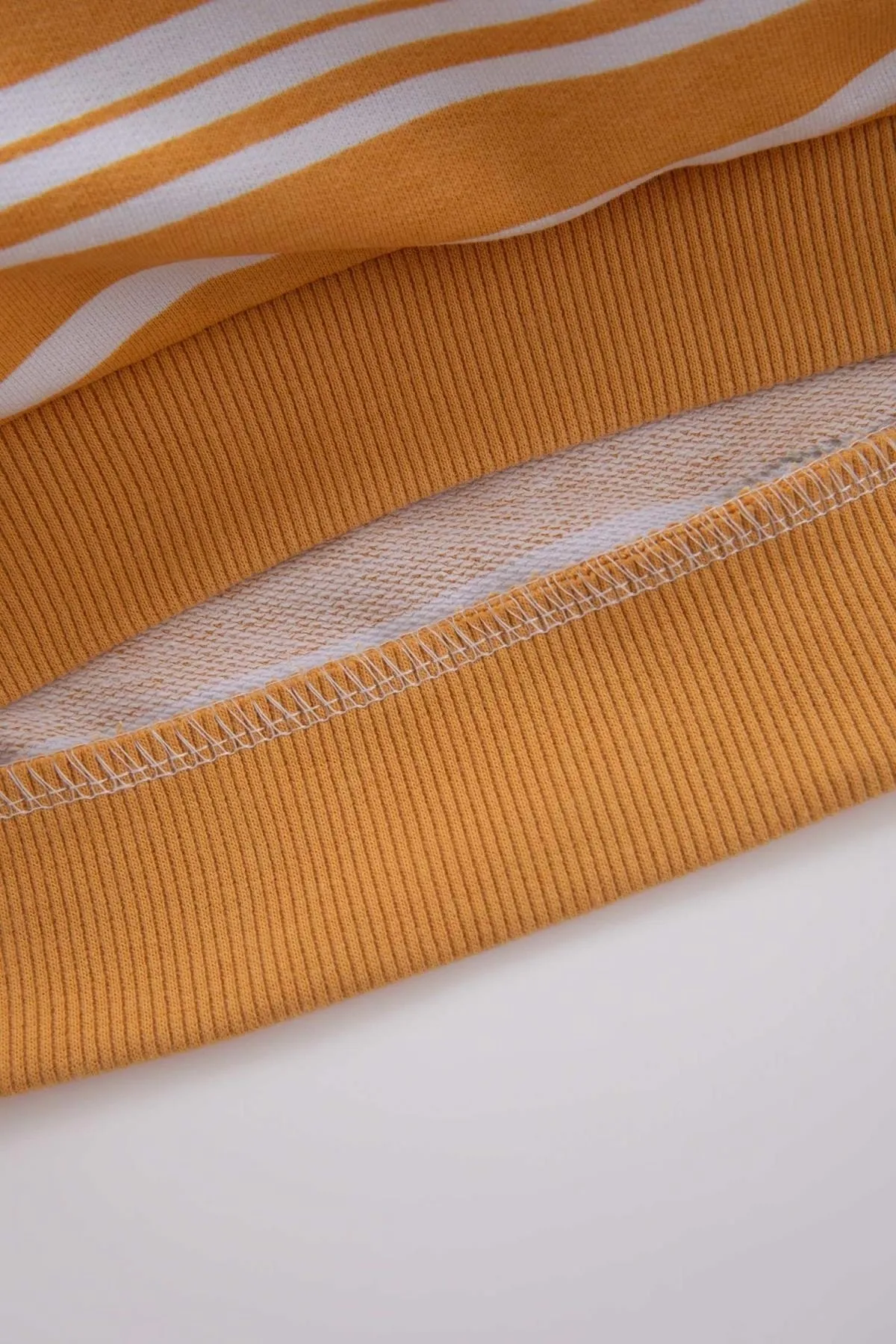 DeFacto  Gestreiftes Sweatshirt mit normaler Passform und Rundhalsausschnitt für Babys (Jungen).
