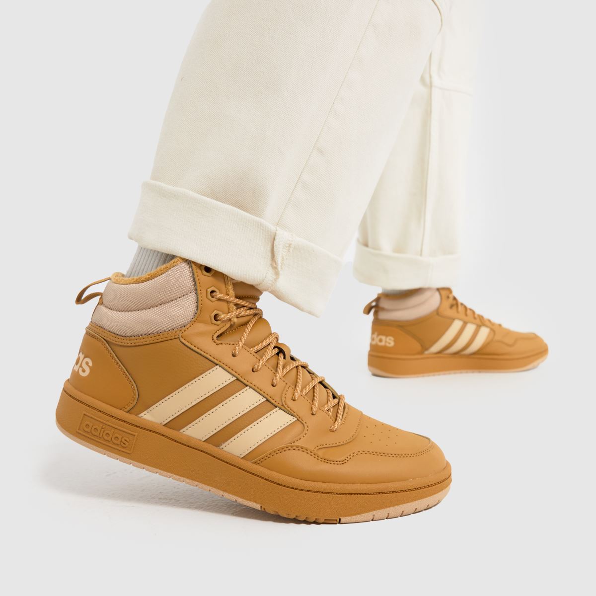 adidas hoops 3.0 mellanhöga sneakers i beige och brunt