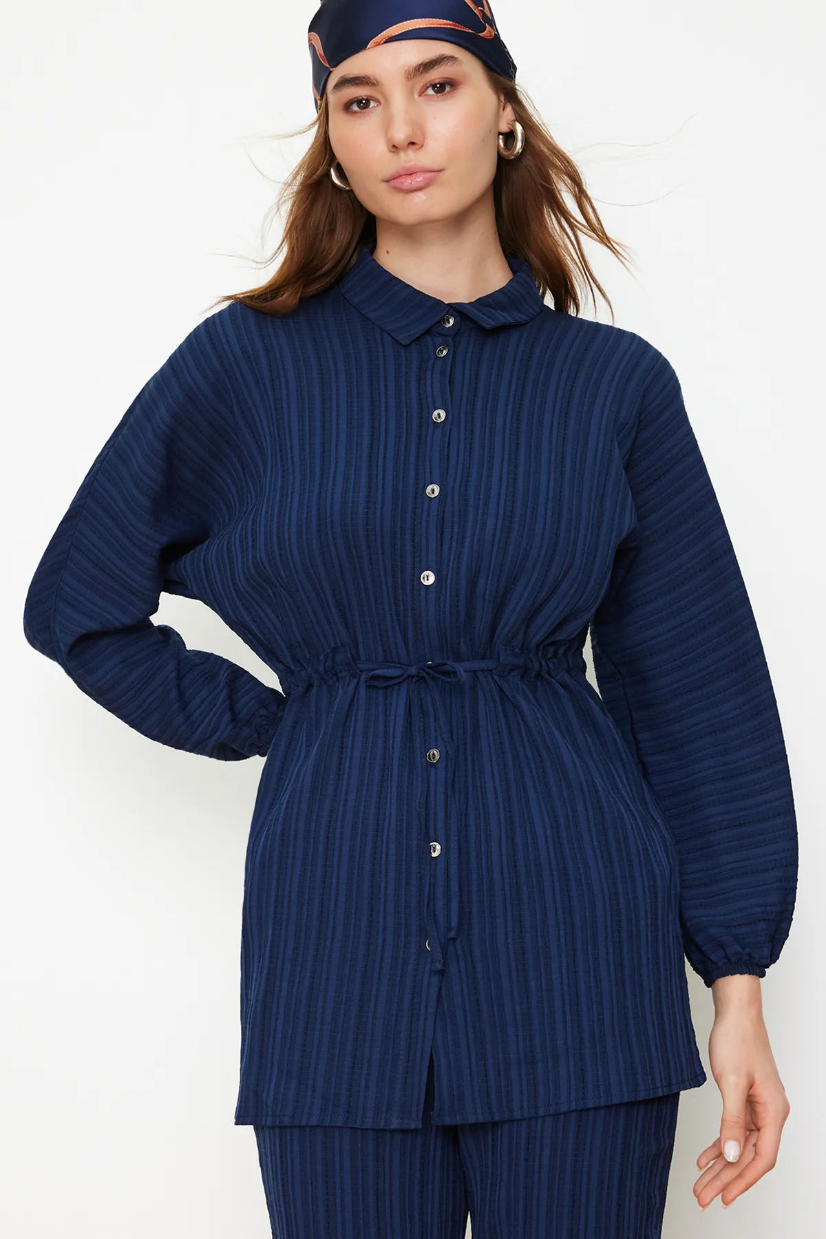 Trendyol Modest  Marineblaues Crinkle-Hemd-Hose-Set mit gewebter Unterseite und Oberteil TCTSS24US00019