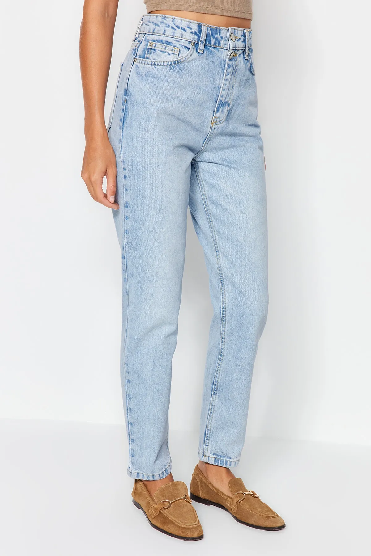 Trendyol Collection  Blaue Mom-Jeans mit zwei Knöpfen und hoher Taille TWOSS21JE0153
