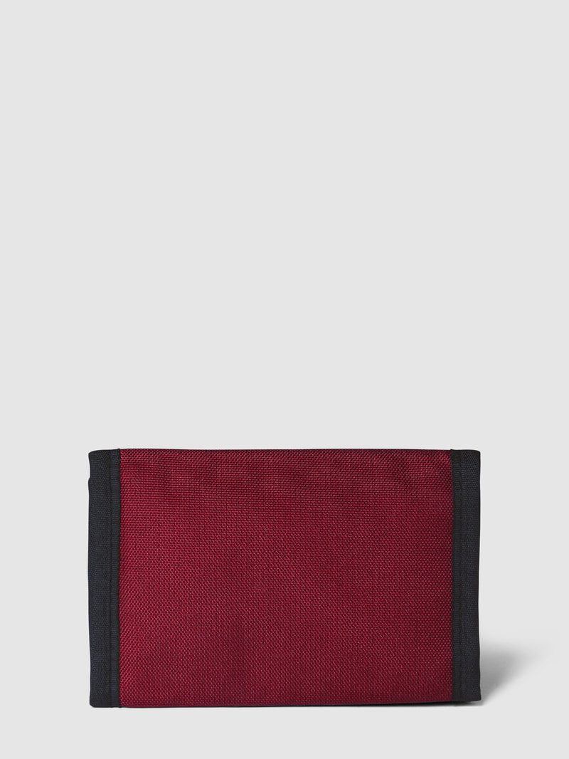 Portemonnaie mit Label-Patch in dunkelrot