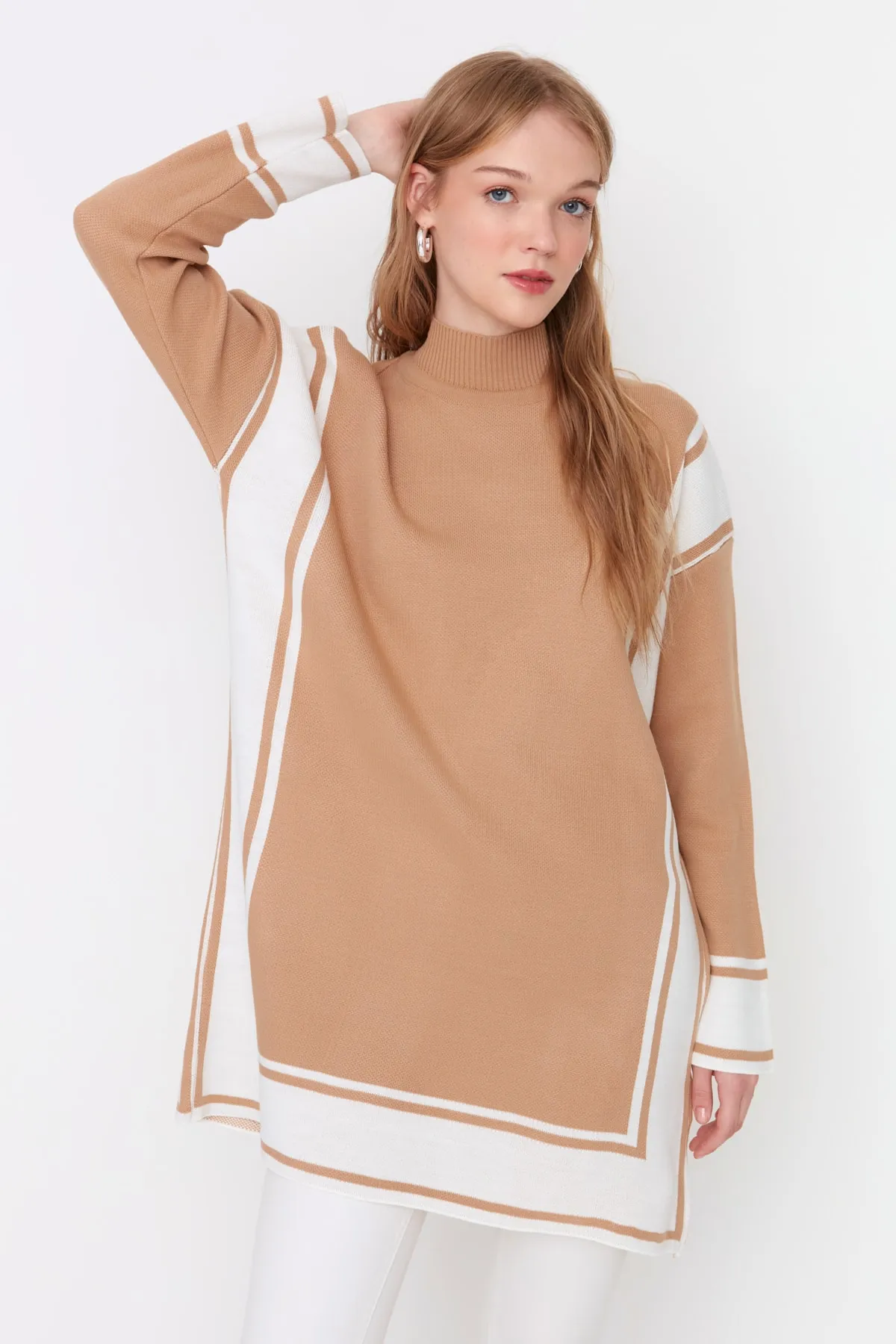 Trendyol Modest  Braun gestreifter Strickpullover mit hohem Kragen TCTAW22AK0163