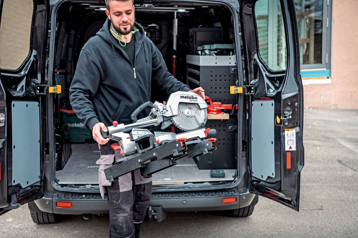 Metabo 613254000 KGS254M kotna žaga s funkcijo vlečenja