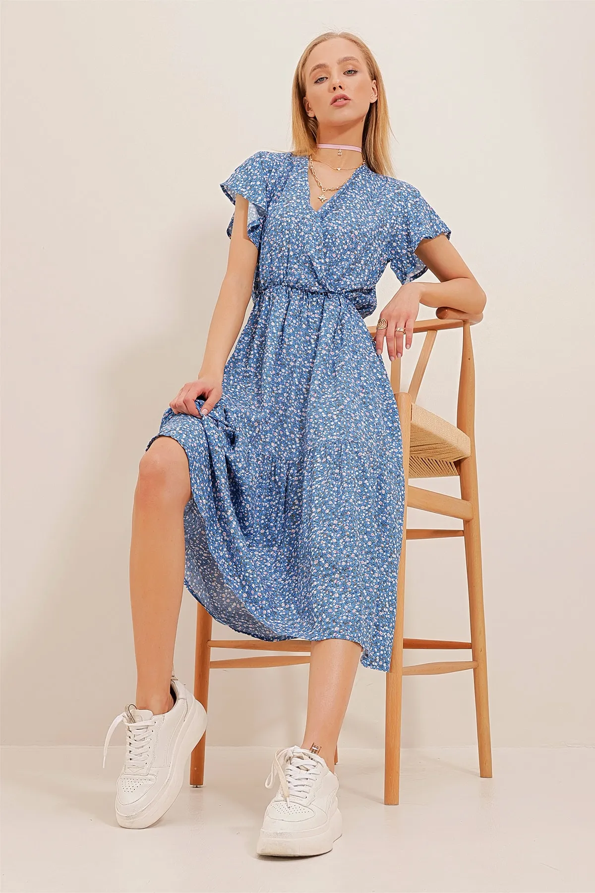 Trend Alaçatı Stili  Himmelblaues, zweireihiges, gewebtes Kleid aus Viskose mit Volantrock und Kragen für Damen ALC-X4373