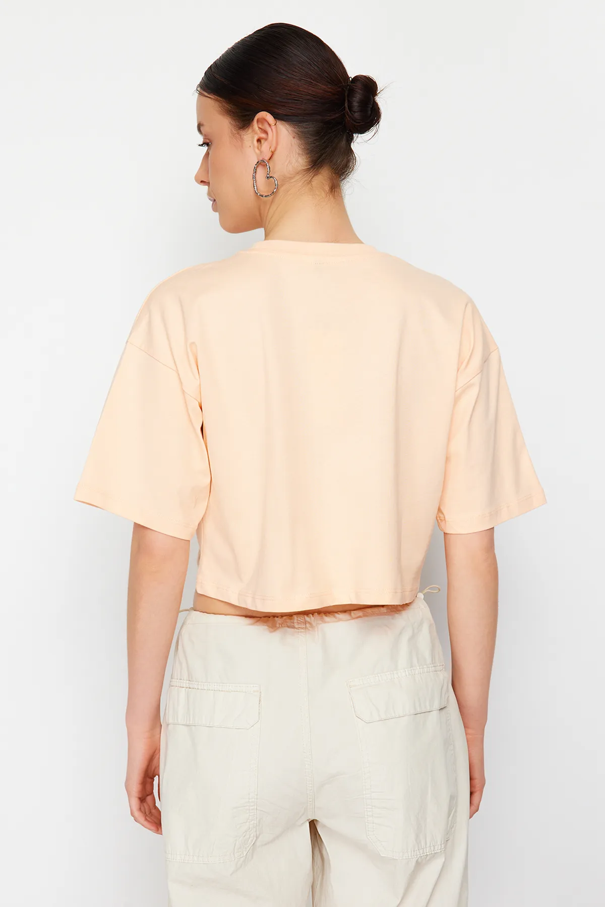 Trendyol Collection  Hochwertiges, pfirsichfarbenes Basic-T-Shirt aus 100 % Baumwolle mit Kurzstrick TWOSS23TS00038