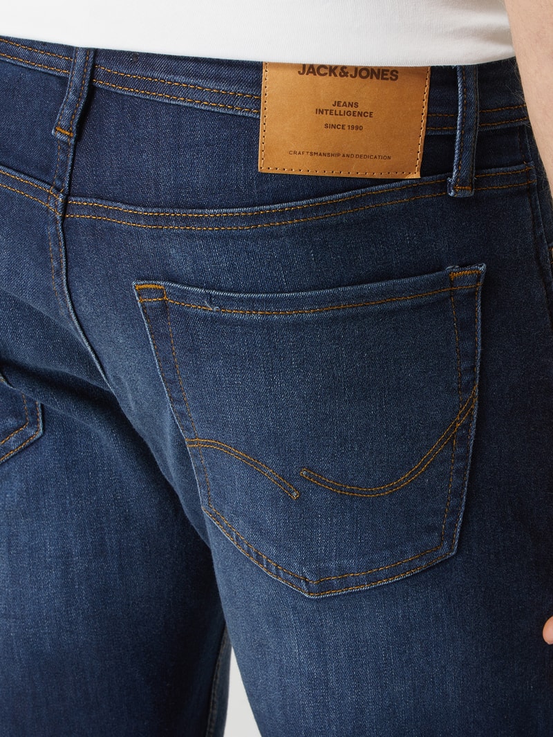 Jeans mit rückseitigem Label-Patch in jeans