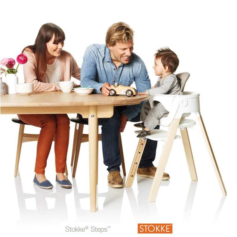 Chaise haute Steps blanche avec pieds en bois naturel Stokke