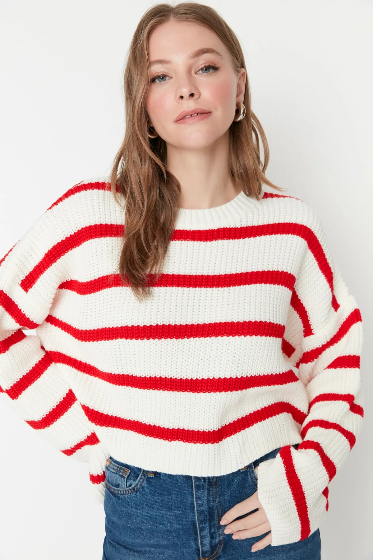 Trendyol Collection  Ecrufarbener, kurzer Strickpullover mit Streifenmuster TWOAW23KZ00390