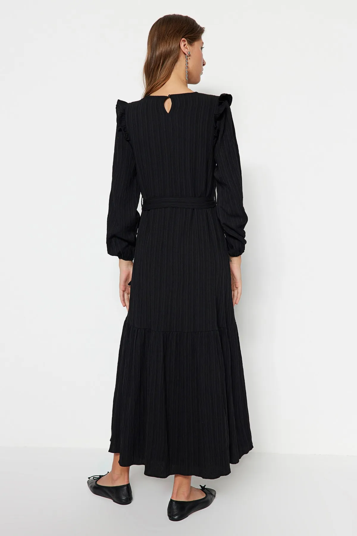 Trendyol Modest  Schwarzer Rüschenrock mit Gürtel und Volants, gefüttertem Viskose-Mischgewebe-Kleid TCTSS23EB00290