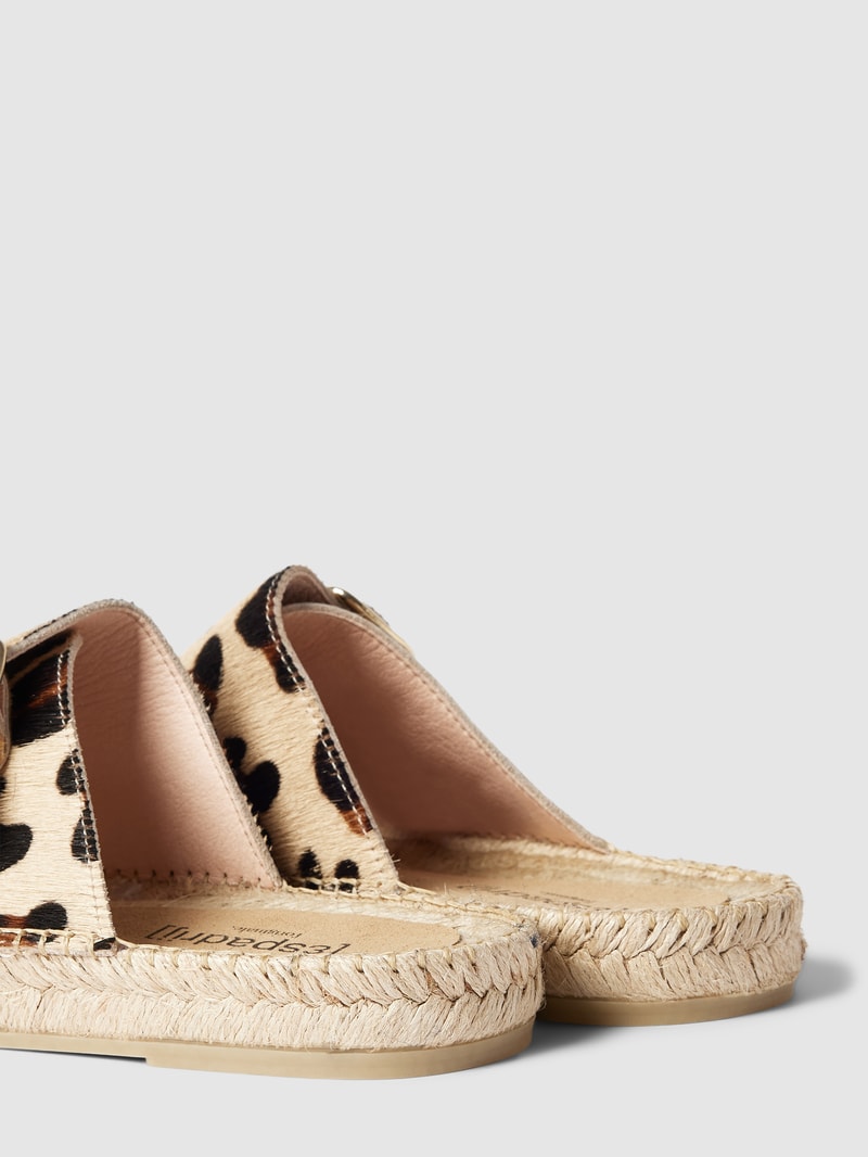 Slides mit Animal-Print in hellbraun