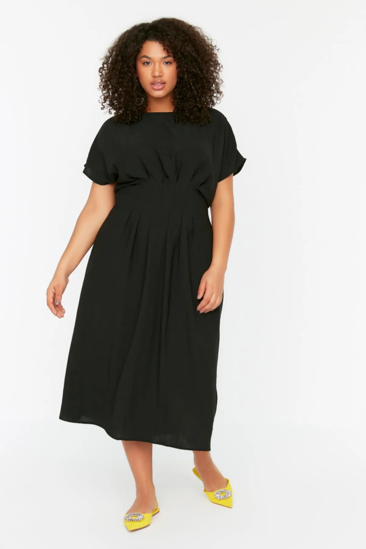 Trendyol Curve  Schwarzes Kleid mit gewebter Taille und Detail TBBSS22EL1713