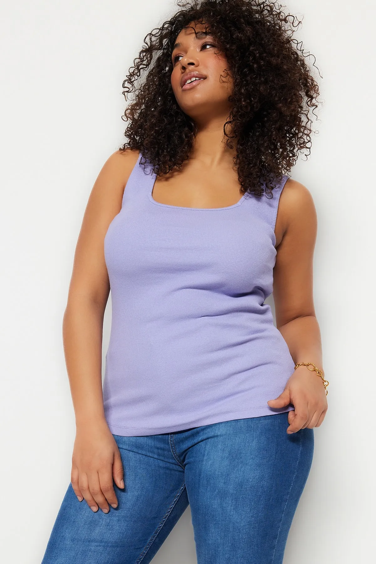 Trendyol Curve  Lilafarbenes Basic-Unterhemd aus schnurgebundenem Strick mit quadratischem Ausschnitt TBBSS22AL0011