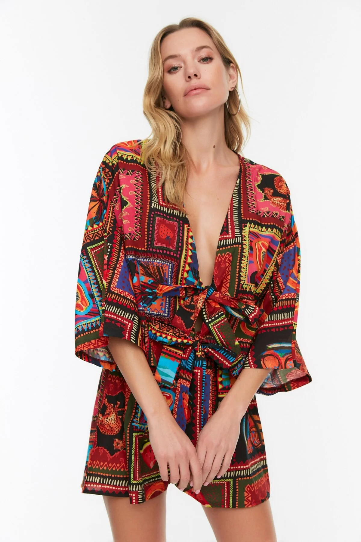 Trendyol Collection  Tropisch gemustertes, gewebtes Hemd-Shorts-Set aus 100 % Baumwolle TBESS22AU0086